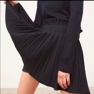 Zara pleated black skirt S